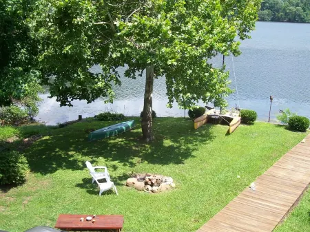 Tennessee River Bed and Breakfast Retreat! Lakefront! No Fees!