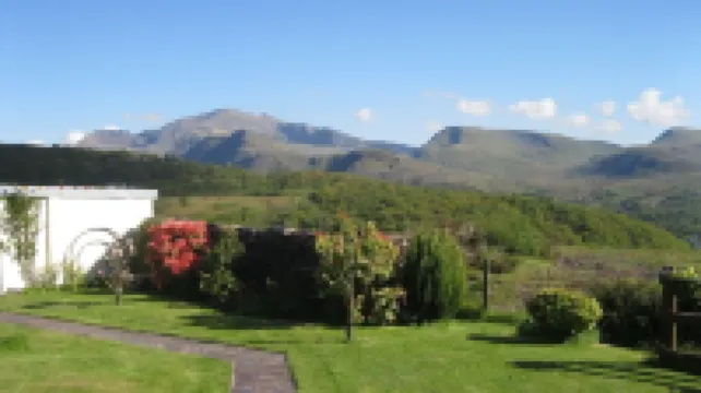 Snug, centrally Cottage With Enviable Lake and Snowdon Massif  Views.