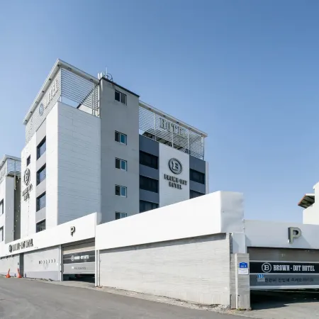 Busan Gijang Brown Dot Pension Отели рядом с достопримечательностью «Храм Пэкдуса»