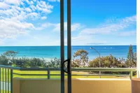 BeachView: Alex Heads beachfront, ocean views, air-con, lift, parking