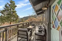 Charming 3-bedroom house in Crestline with WiFi and AC