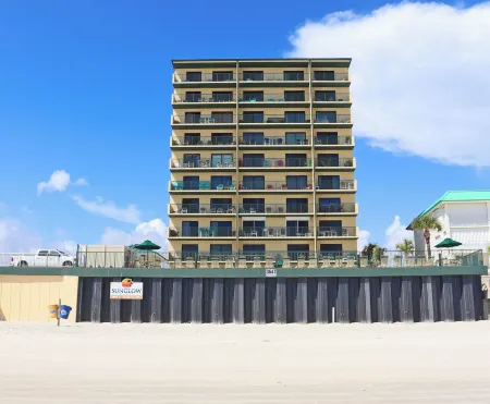 Sunrise Direct Ocean front 2-bedroom condo steps to the Beach at Daytona Beach Отели рядом с достопримечательностью «Парк Ван Авеню»