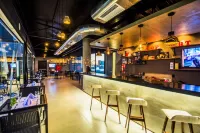 Five Hotel & Residences - bar