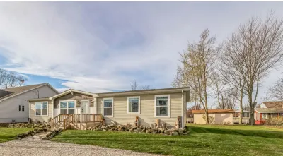 Sunsets & Serenity: Port Clinton Waterfront Stay 3 Bedroom Home Hotels near Sandusky River
