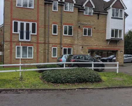 Oaklawn Apartment - Sleeps 4 Parking & Garden Hotels in Woking