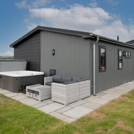 Ael-Y-Bryn - Luxury Lodge, Hot Tub, Three En-Suite Bedrooms