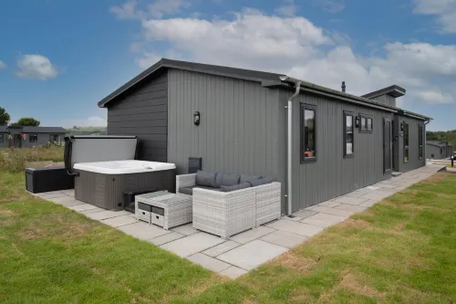 Ael-Y-Bryn - Luxury Lodge, Hot Tub, Three En-Suite Bedrooms - Haustierfreundliche