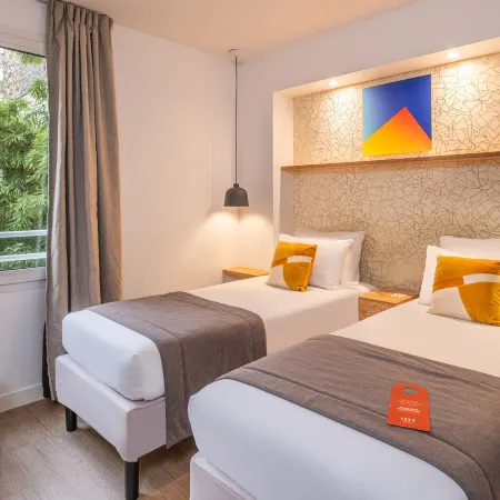Hotel Izzy Отели рядом с достопримечательностью «Матиньонский дворец»