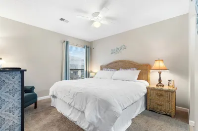 Great Day - Picture-Perfect Condo in Pointe Royale