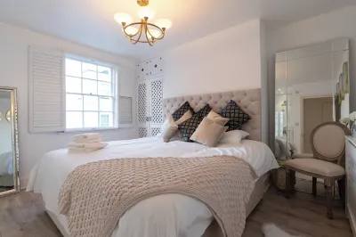 Gloucester Place Townhouse with Hot Tub!