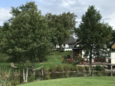 Husargårdens Bed & Breakfast Отели в г. Шебу