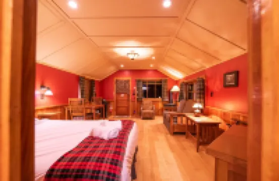 Johnston Canyon Lodge & Bungalows