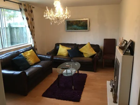 Sunny City Отели рядом с достопримечательностью «Longthorpe Tower»