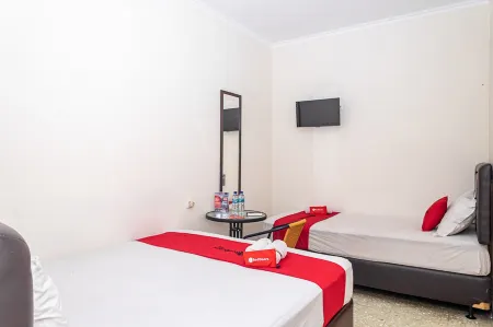 RedDoorz Near Alun Alun Bandung 2 Отели в г. Regol