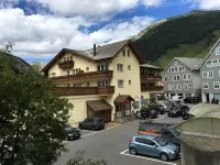 Alpenhotel Schlüssel - parking