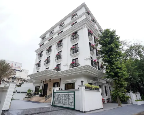 M2 Square by Monday Premium Hotels near Sitabuldi Fort