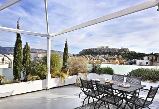 알토 프시리 펜트하우스의 고급스러운 침실 공간