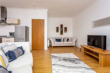 No27 the Barclay - Donnini Apartments Отели в г. Килмарнок