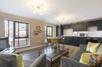 Elliot Oliver - Luxurious Two Bedroom Apartment with Parking