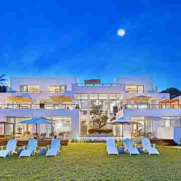 Dolphin Coast Yolo Spaces - the White House Boutique Villa Hotel Exterior