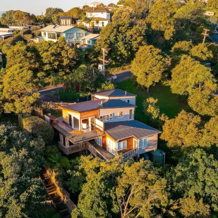 Kingfisher Views - Premium Family House in Oneroa Отели рядом с достопримечательностью «Автобус Explorer Island Waiheke»