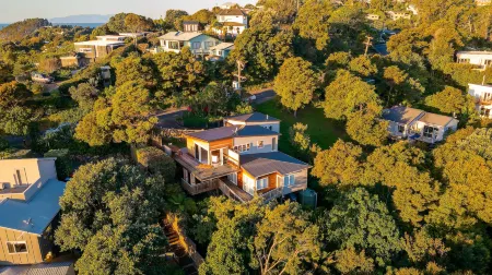 Kingfisher Views - Premium Family House in Oneroa