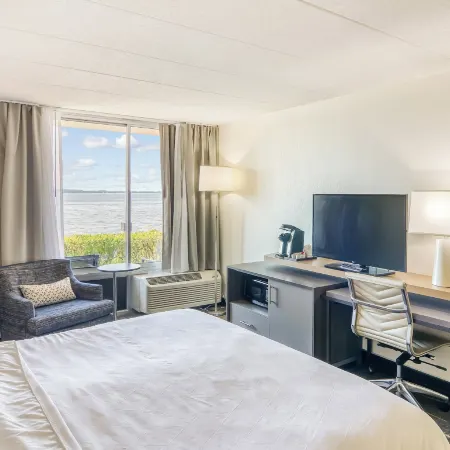 Holiday Inn DETROIT LAKES - LAKEFRONT by IHG