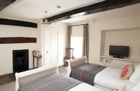 Black Lion Hotel Các khách sạn ở Wighton