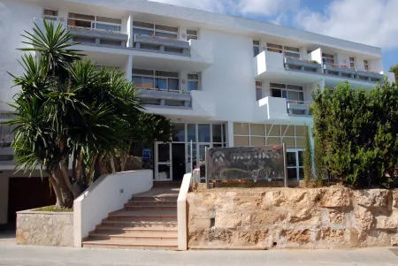 Apartamentos Martha's Отели рядом с достопримечательностью «Cala Mago»