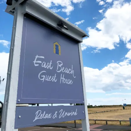East Beach Guest House Отели рядом с достопримечательностью «Elmer Beach»