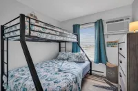 FANTASTIC 2 BR 2 Blocks to beach pool balcony - balcony