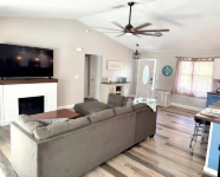 Welcome to This Beautiful 3 Bedroom 2 Bathroom Pool Heated  Home Hotels in Spring Hill