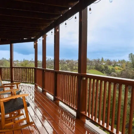 Private Room and Entrance, amazing views, deck space.