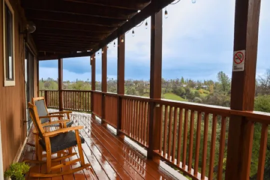 Private Room and Entrance, amazing views, deck space.