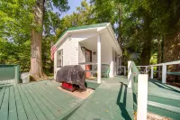Kayaks, Cozy Cottage and Scenic Wine Tours - Charming Oasis Hotels in Austinburg