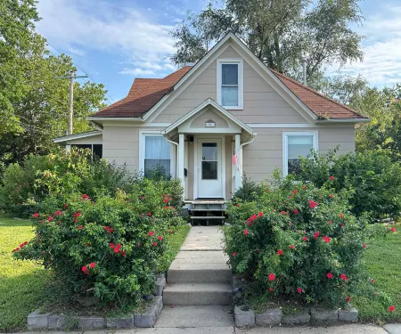 Private Fenced Yard and Gas Grill - Charming Cozy Retreat Отели в г. Манхэттен