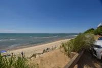 Private Association Beaches Access and Spacious Deck - Charming Beach Haven