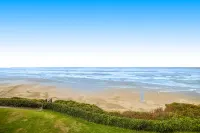 Convenient oceanfront studio condo with ocean view and seasonal pool Hotels in Newport