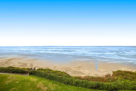 Convenient oceanfront studio condo with ocean view and seasonal pool Отели рядом с достопримечательностью «Порт оф Ньюпорт - Коммершиал Марина»