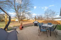 Private Entrance, Fenced Backyard and Large Kitchen - Charming Retreat Отели в г. Кларксвилл