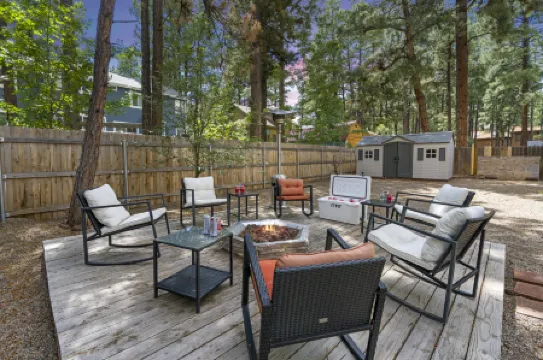 At Home Gym and Fully Fenced Backyard Retreat - Stylish Oasis