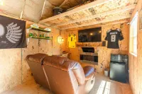 Charming Retreat with Fire Pit and Mini Gym - Inviting Getaway Hotels in Dalton Gardens