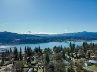 Hot Tub and Stunning River Views - Gorgeous Scenic Haven