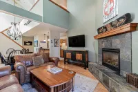 Heated Pool and Hot Tubs - Charming Mountain Retreat