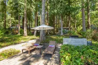 Lakefront cottage with docks, kayak, deck, firepit & new grill - drive to skiing