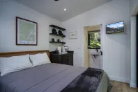 Charming Cabin by the River - Cozy Nature Lover's Retreat