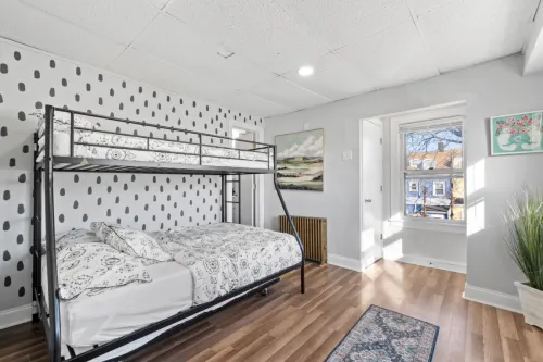 Airy Layout and Dedicated Parking Spot - Charming Whimsical Escape فنادق في Bayonne