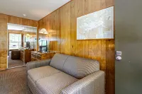 Wonderful studio steps from the bay w/free WiFi, kitchenette, great water views Hotels in Wolfeboro