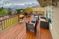 Panoramic Lake View, Spacious Backyard and Smart TV - Charming Retreat Hotels in Kenmore