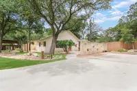 Romantic Suite with Private Patio and Communal Kitchen - Charming Retreat Hotels in Wimberley